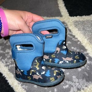 Kids size 5 bogs